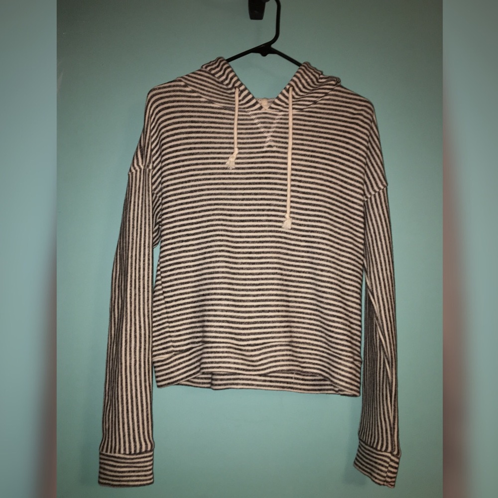 Forever 21 cropped / pull over sweater